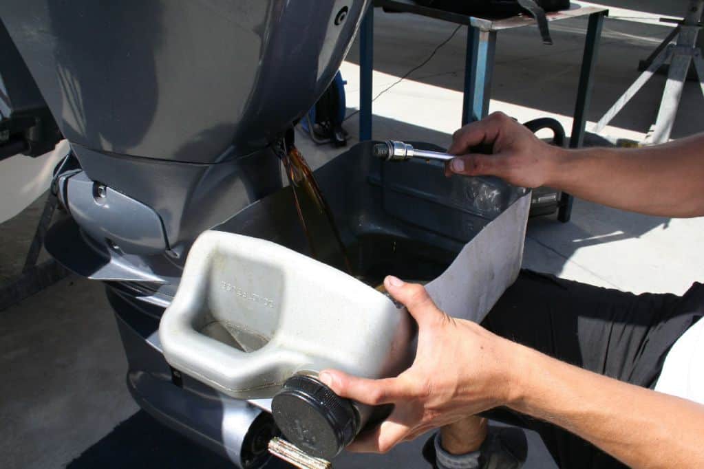 huile embase moteur hors bord