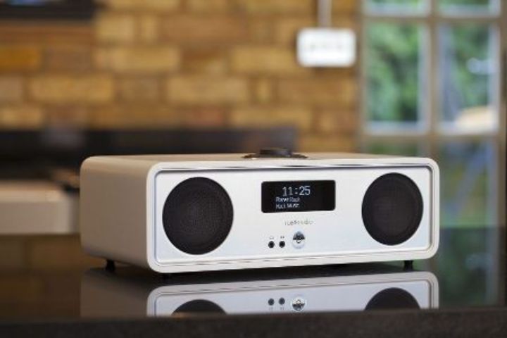 Meilleur Radio CD Portable: Les Machines Qui Apportent Du Confort Après Des Heures De Travail Stressantes 13 meilleur radio cd portable