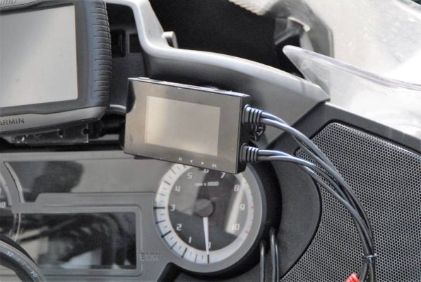 l ecran de controle et le boitier central du kit des cameras embarquees tecno globe tg dash cam ne pesent que 78 grammes et mesurent moins de dix centimetres de long