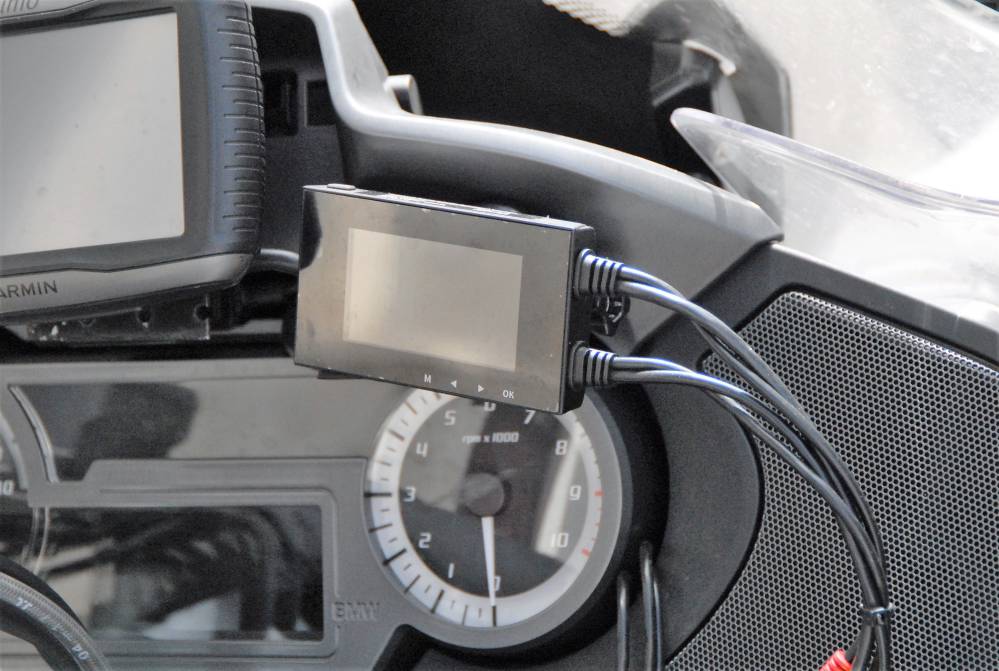 l ecran de controle et le boitier central du kit des cameras embarquees tecno globe tg dash cam ne pesent que 78 grammes et mesurent moins de dix centimetres de long